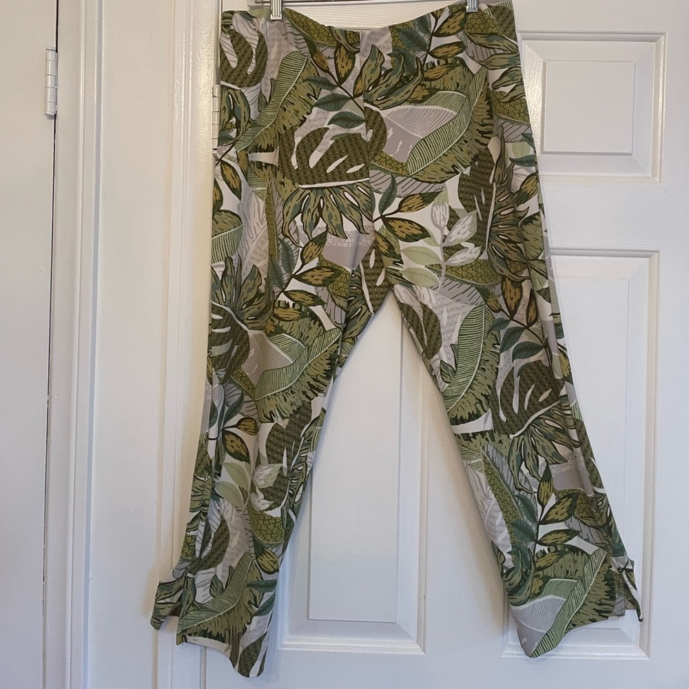 Capri pants with leaf print. By Dennis Brasso. Size L. Elastic waist.